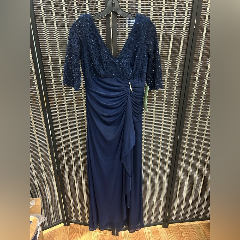 Elegant Navy Blue Lace Evening Gown